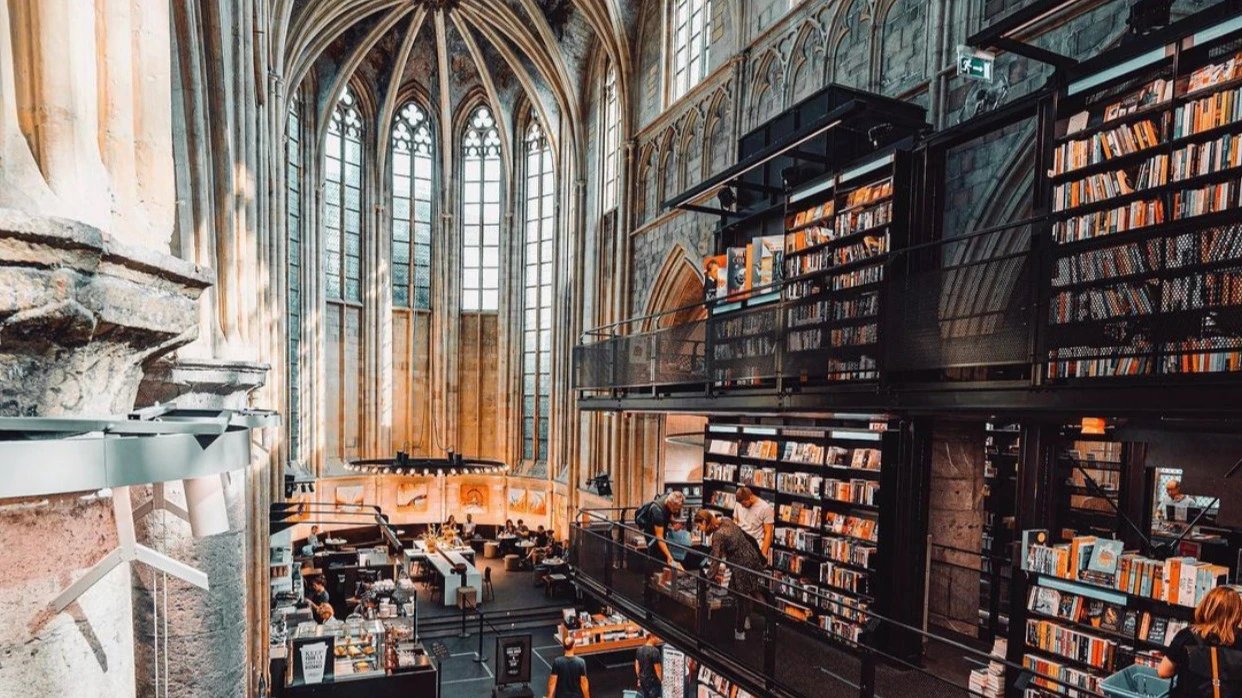 다양한 서적 및 상품 구비